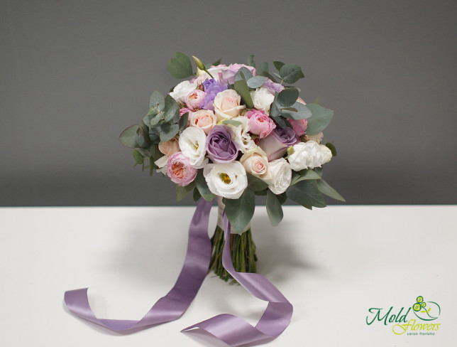 Букет невесты из кремовой и фиолетовой розы, пионовидных роз и эустомы Фото